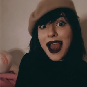 Meet your Posher, Caroline